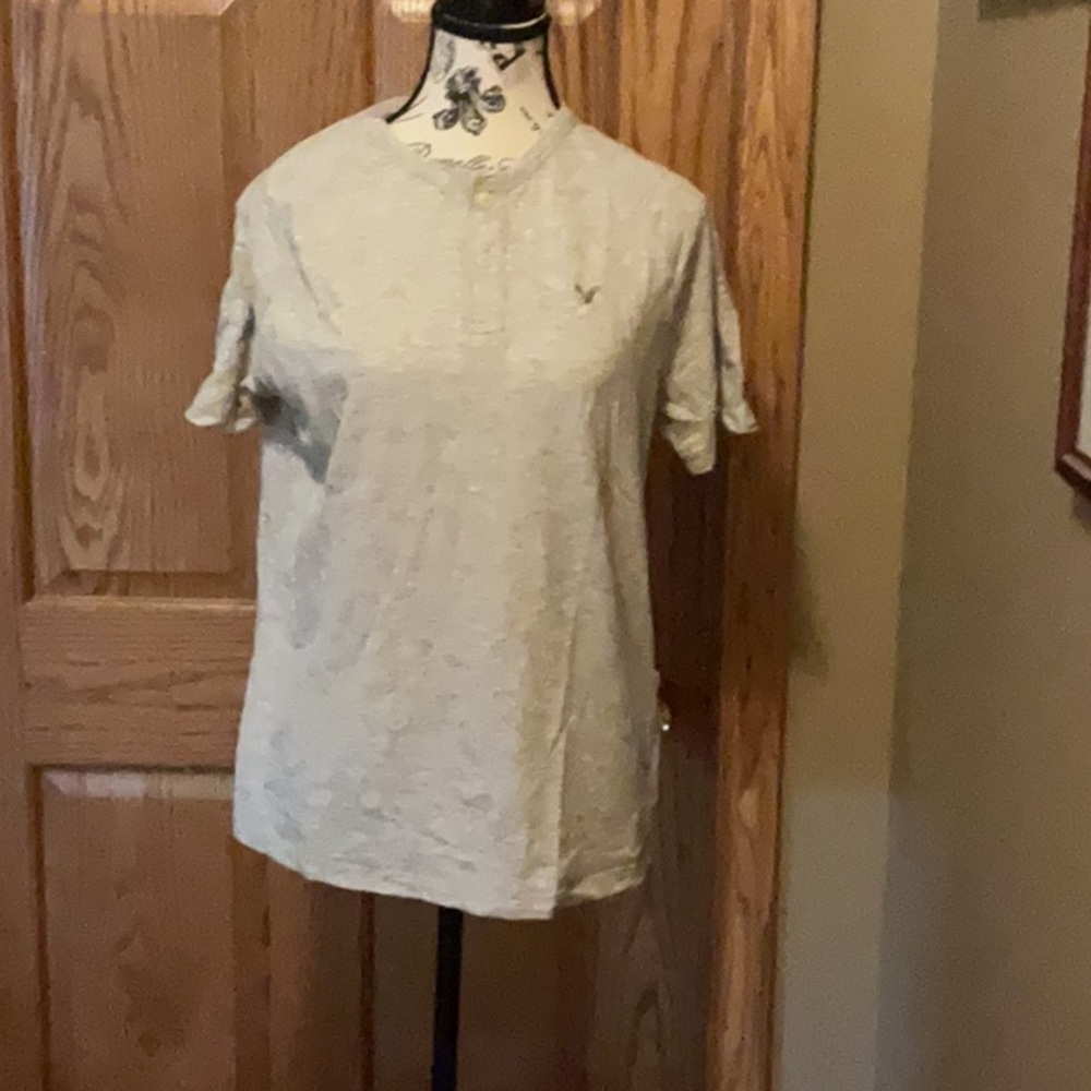 American Eagle Men’s Heather Gray two button TShirt. LEGEND T size M.